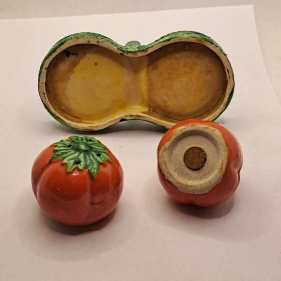 Cute Vintage 1950’s Tomato Salt and Pepper Shakers. - Picture 4 of 6